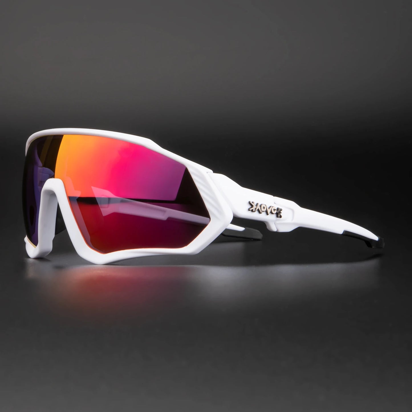 Photochromic Cycling Glasses