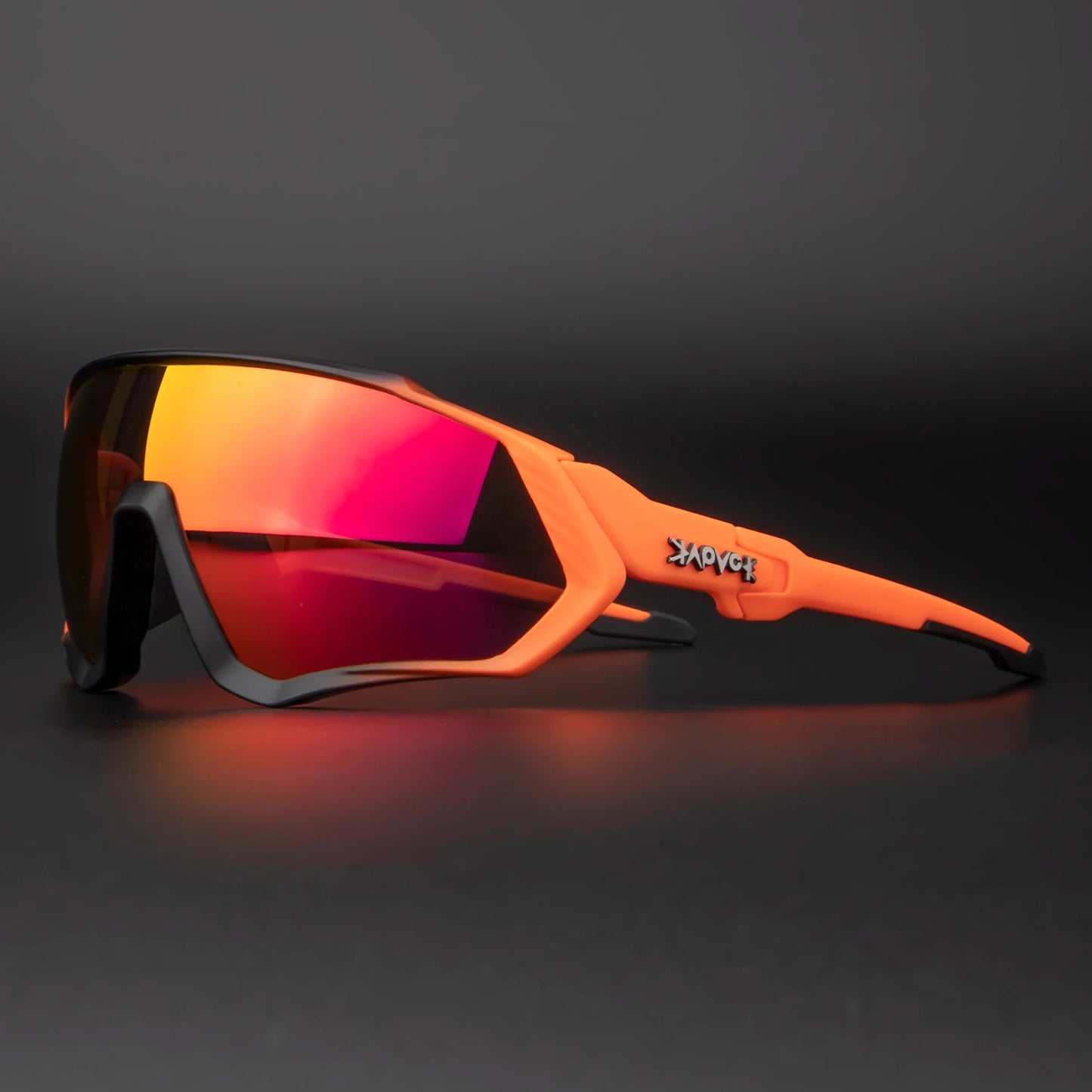 Photochromic Cycling Glasses