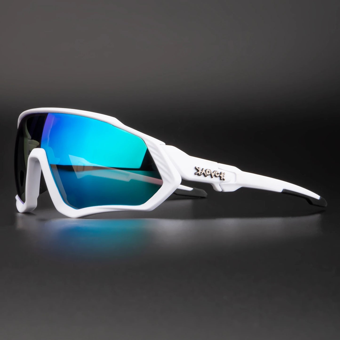 Photochromic Cycling Glasses