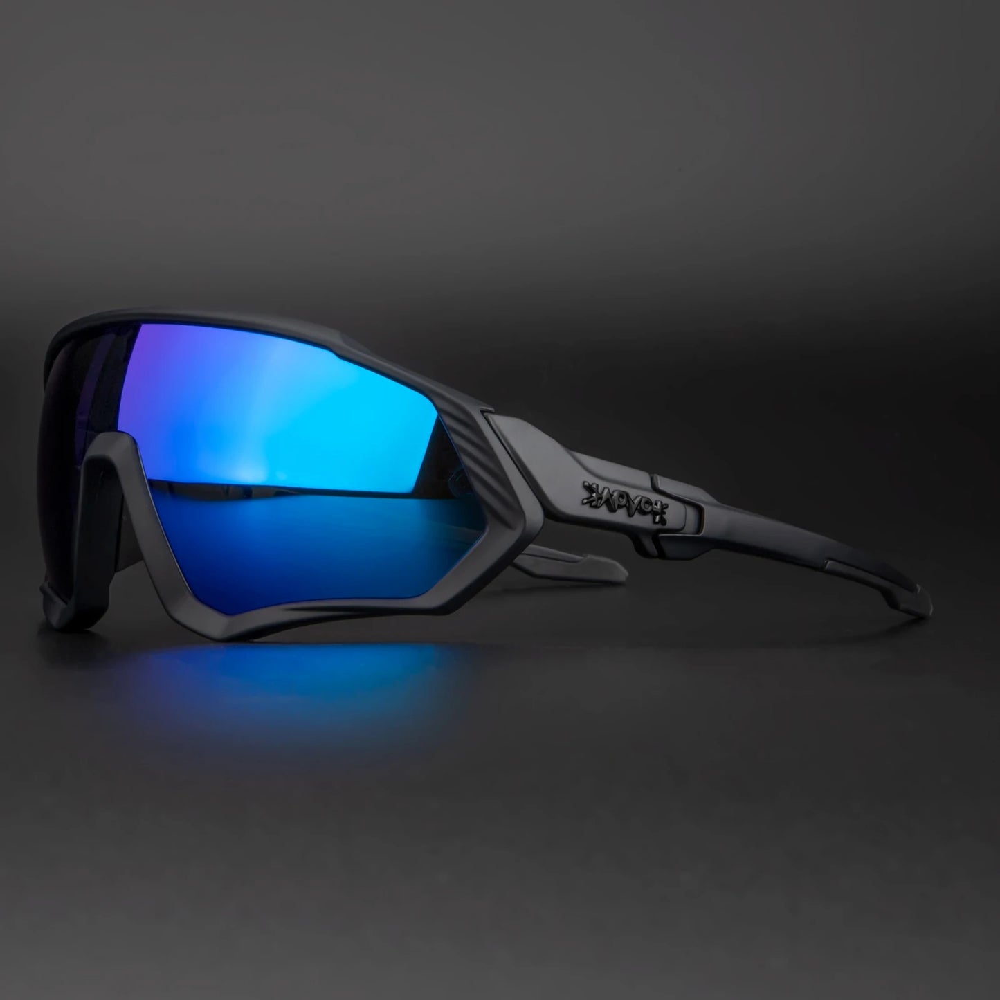 Photochromic Cycling Glasses